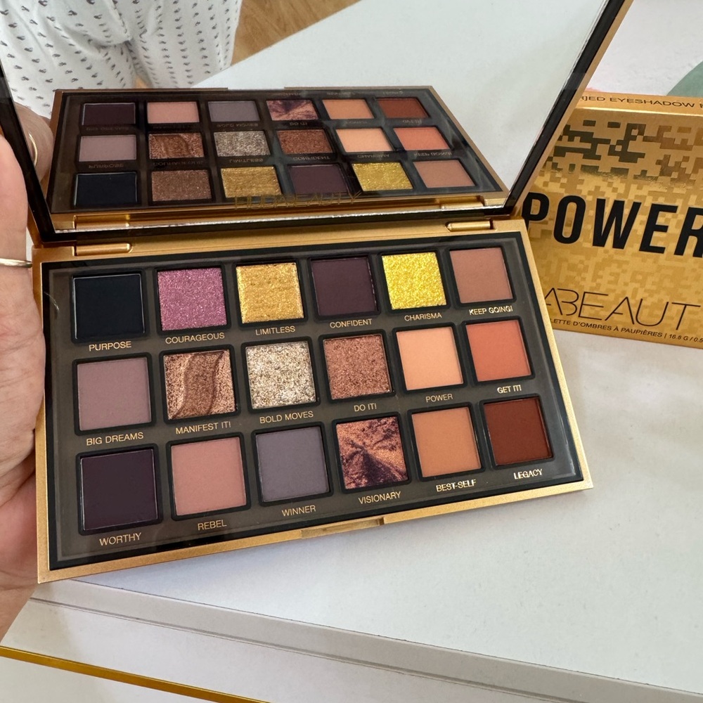 HUDABEAUTY EM(POWER)ED EYESHADOW PALETTE